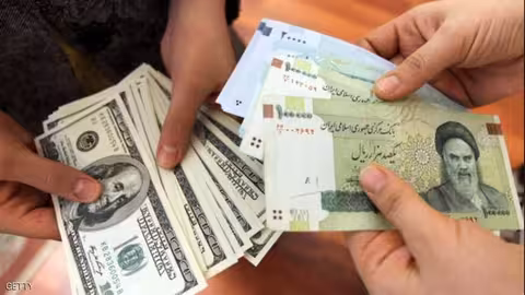 انهيار هو الأكبر في تاريخ العملة الإيرانية: دولار واحد يساوي 112 ألفاً