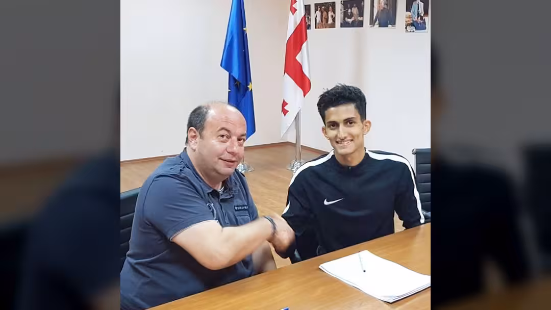 اللاعب اليمني ياسر الصوفي يوقع عقد احتراف في الدوري الجورجي
