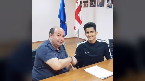 اللاعب اليمني ياسر الصوفي يوقع عقد احتراف في الدوري الجورجي