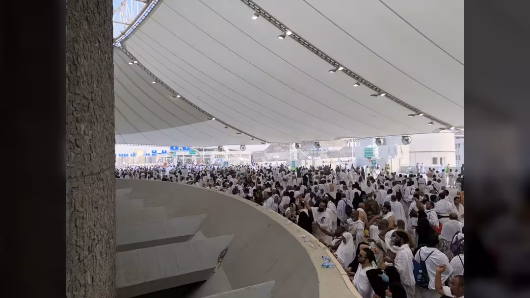 حجاج بيت الله الحرام يرمون الجمرات في أول ايام عيد الأضحى.. فيديو