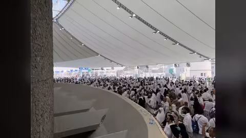 حجاج بيت الله الحرام يرمون الجمرات في أول ايام عيد الأضحى.. فيديو 