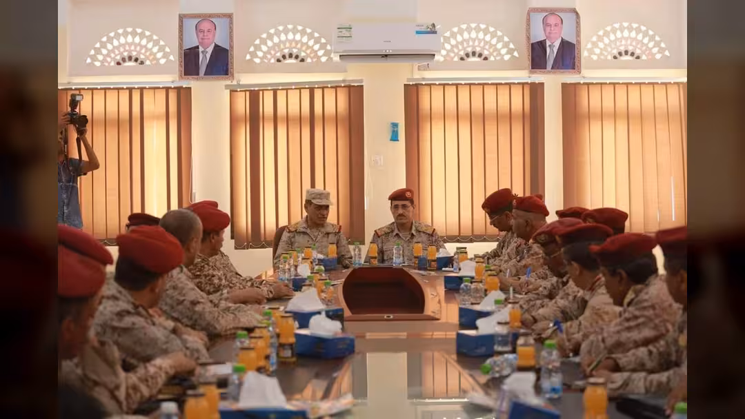 رئيس الأركان العقيلي يعقد أول اجتماع مع قادة المنطقة الثانية في حضرموت
