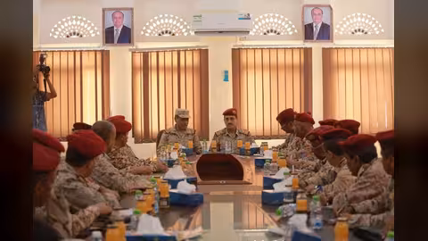 رئيس الأركان العقيلي يعقد أول اجتماع مع قادة المنطقة الثانية في حضرموت