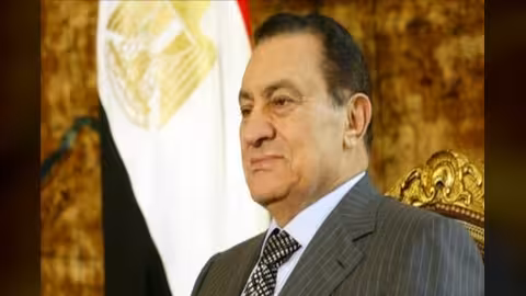 شاهد.. صورة حديثة للرئيس المصري الأسبق حسني مبارك تصدم رواد وسائل التواصل