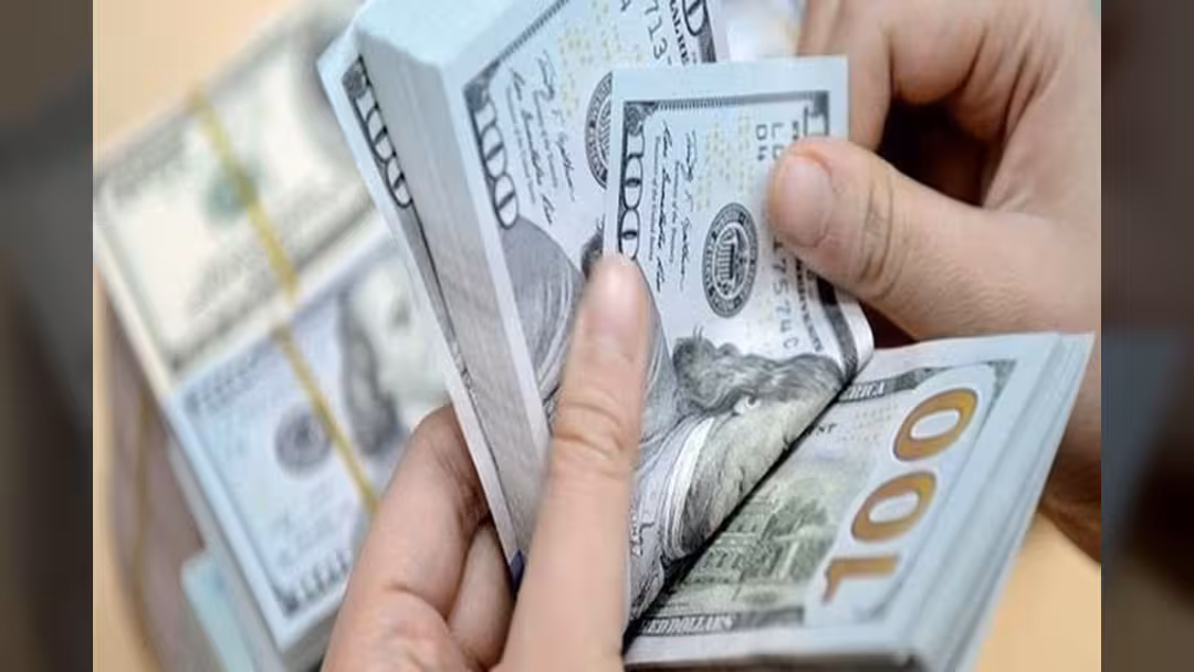 الدولار يبلغ أعلى مستوى في شهر
