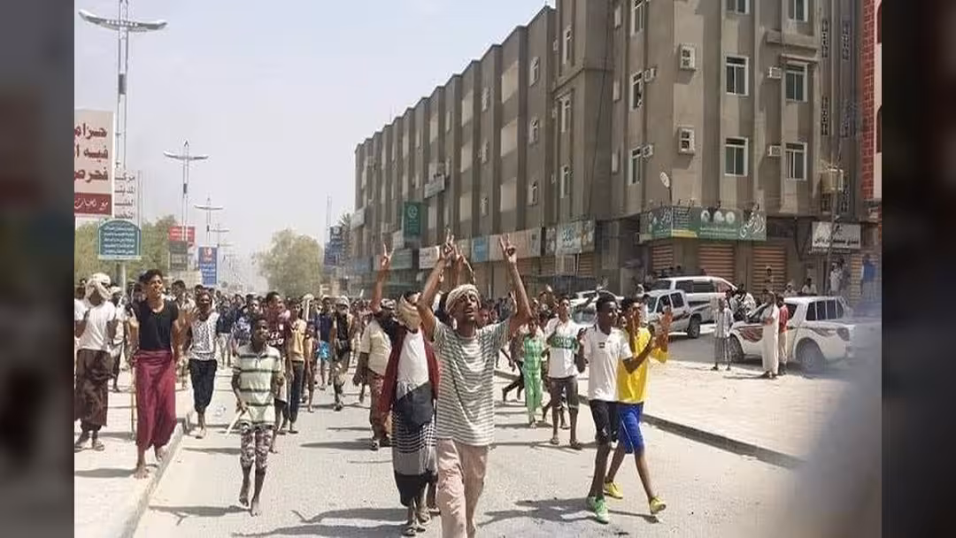 بالفيديو والصور.. احتجاجات في سيئون ضد انهيار العملية المحلية وارتفاع الأسعار