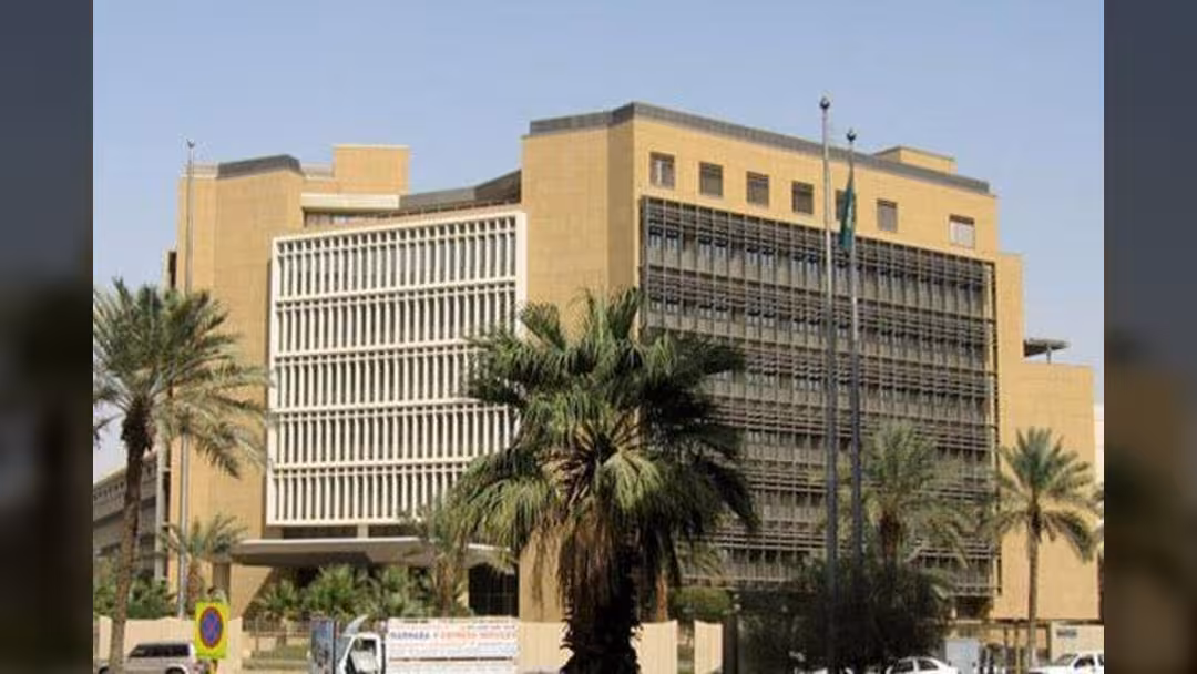 المالية السعودية تكشف حقيقة فرض رسوم على تحويلات الأجانب