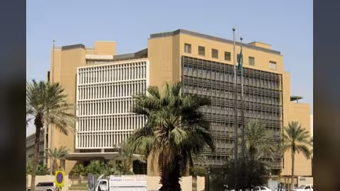 المالية السعودية تكشف حقيقة فرض رسوم على تحويلات الأجانب