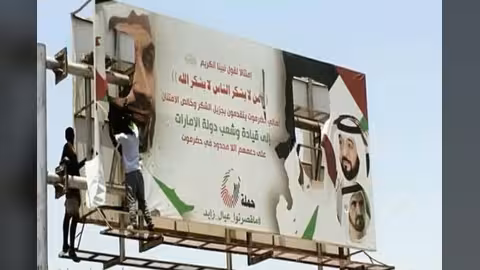احتجاجات في المكلا وتمزيق لافتات للتحالف.. وقرقاش: يوجهها الإصلاح