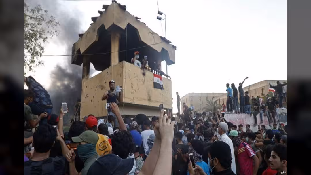العراق: متظاهرون يحرقون مبنى القنصلية الإيرانية في البصرة.. فيديو