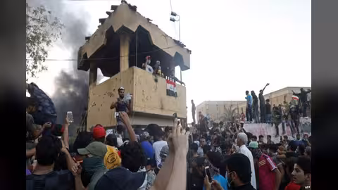 العراق: متظاهرون يحرقون مبنى القنصلية الإيرانية في البصرة.. فيديو