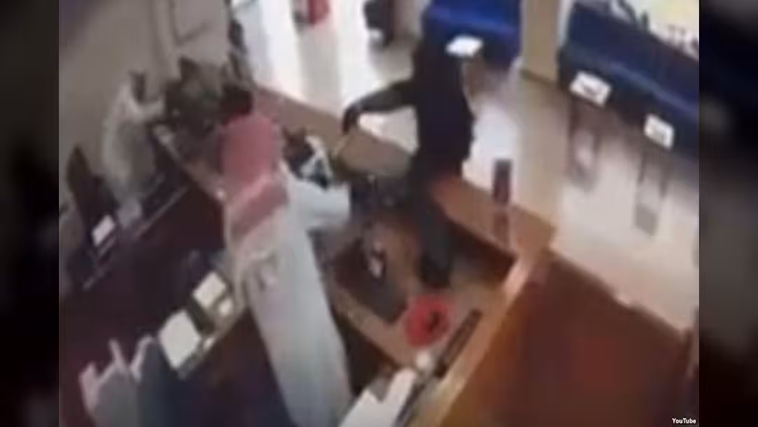 امرأة منقبة تسطو على بنك في الكويت.. فيديو