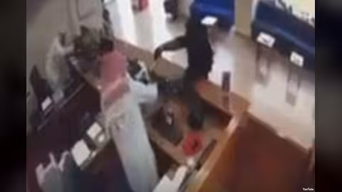امرأة منقبة تسطو على بنك في الكويت.. فيديو