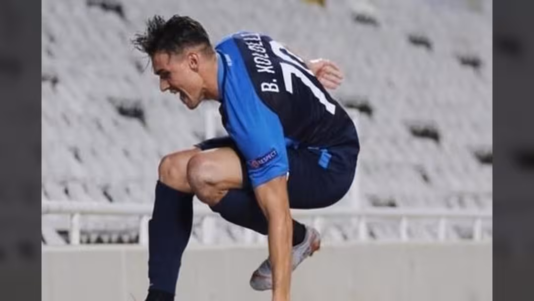 لاعب سويسري يسقط في حفرة خلال احتفاله بهدفه.. فيديو