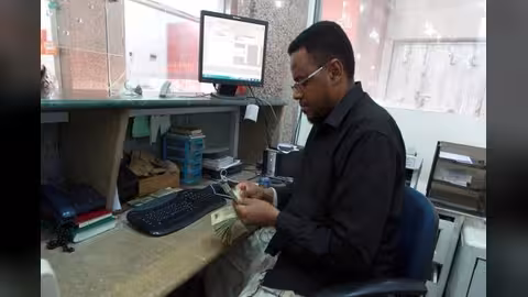 وسط أزمة سعر الصرف.. البنك المركزي يعلن مصارفة مستوردي المشتقات