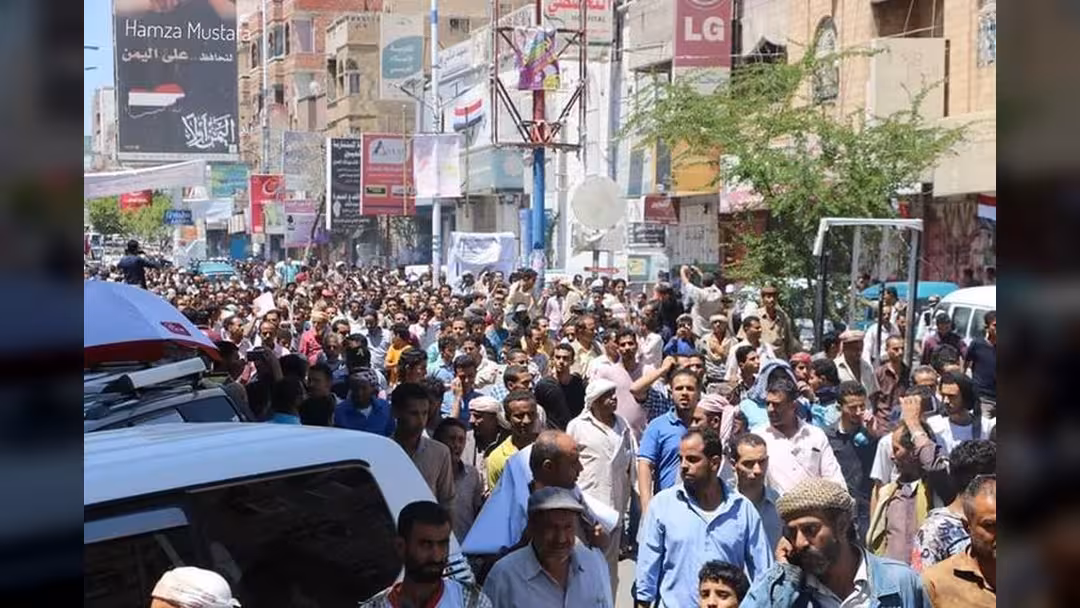 تظاهرة في تعز تندد بانهيار الريال اليمني و8 مقترحات من تحالف القوى السياسية