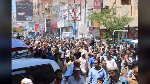 تظاهرة في تعز تندد بانهيار الريال اليمني و8 مقترحات من تحالف القوى السياسية