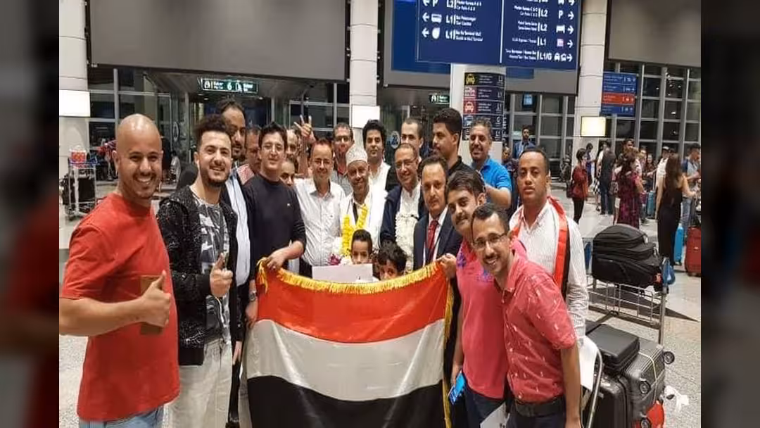 فنان اليمن أيوب طارش يصل ماليزيا وسط استقبال جماهيري حاشد