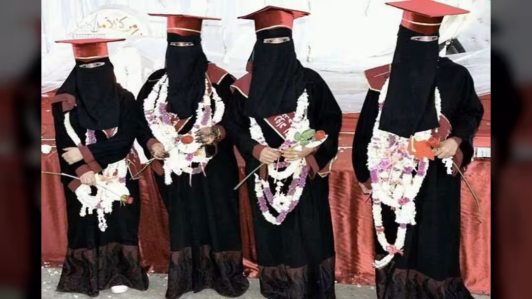 تعز: جامعة الحكمة تحتفل بتخرج دفعة من كلية طب الأسنان