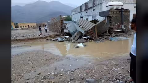 أمطار غزيرة في المهرة جراء العاصفة المدارية لبان.. صور