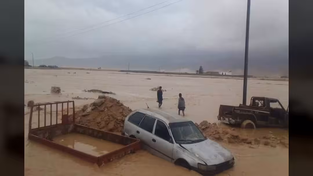 السفير السعودي يعلن عن جسر وبري لتقديم الإغاثة لمحافظة المهرة