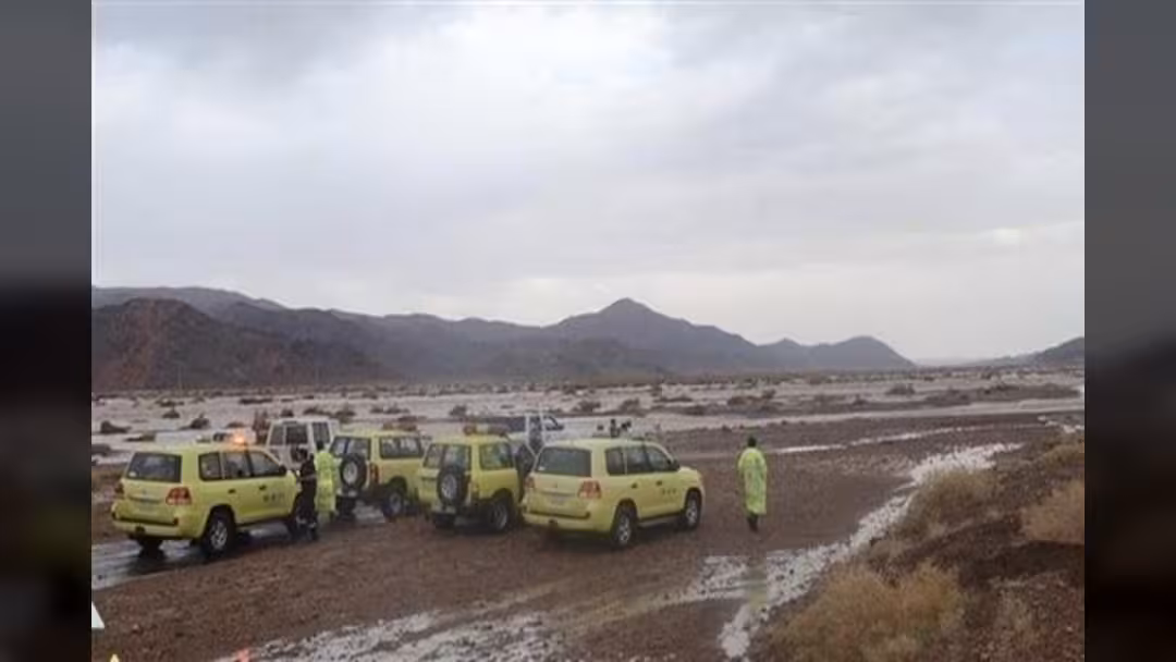 وفاة شخص وإنقاذ العشرات احتجزتهم السيول شمال السعودية
