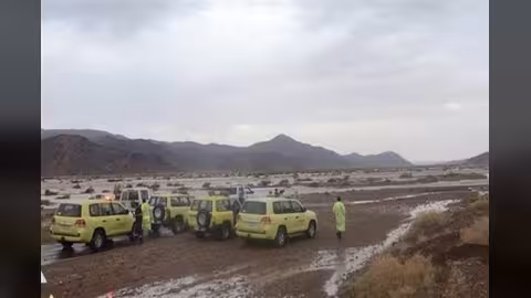 وفاة شخص وإنقاذ العشرات احتجزتهم السيول شمال السعودية