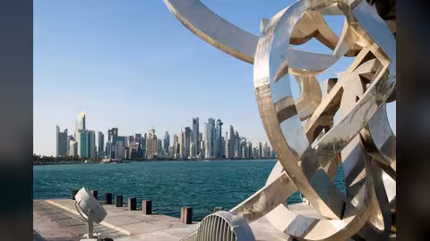 بالفيديو والصور.. علم إسرائيل يرفرف في قطر والإمارات!