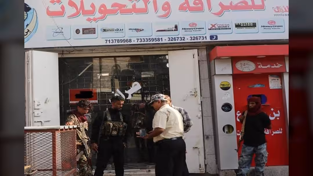هذه أسباب رفع شركات الصرافة تكاليف الحوالات من عدن إلى صنعاء - خاص