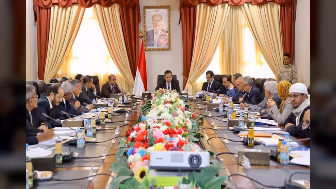 الحكومة في بيان: الحوثيون قابلوا جهود السلام في اليمن بتصعيد عسكري