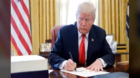 الرئيس الأمريكي ترامب يوقع مرسوماً يحرم المهاجرين من حق اللجوء