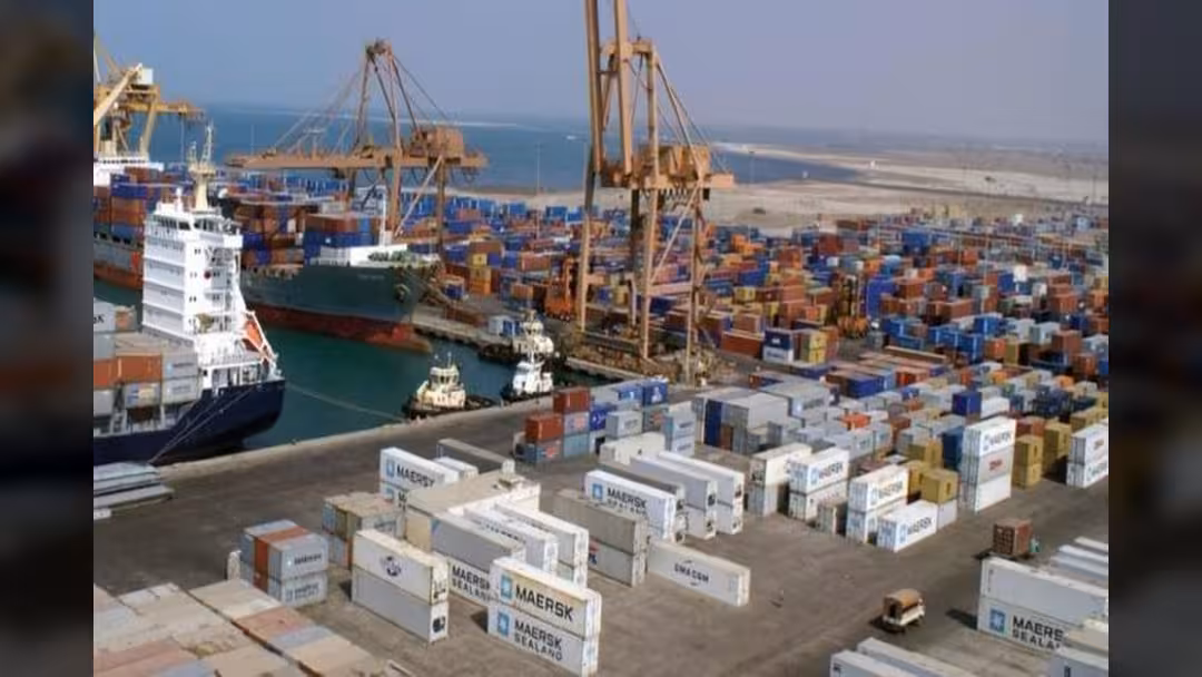 الحكومة تؤكد حرصها على استمرار العمل في ميناء الحديدة