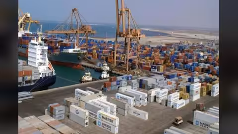 الحكومة تؤكد حرصها على استمرار العمل في ميناء الحديدة