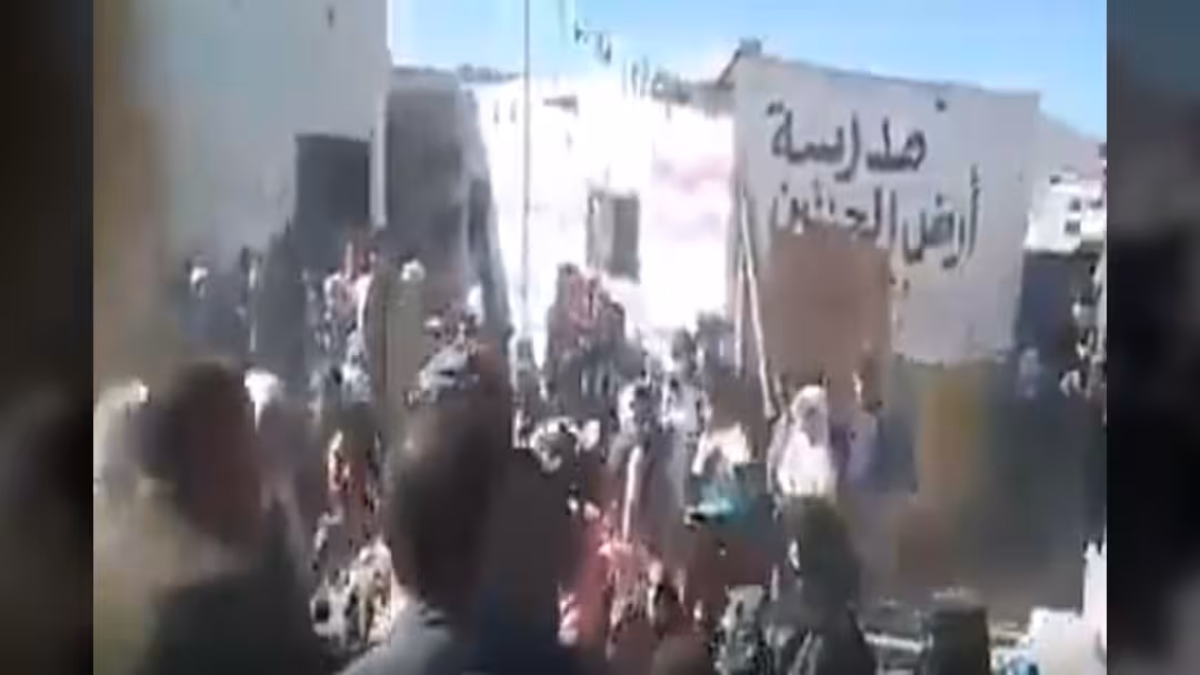 بالفيديو.. انهيار سقف فصل مدرسي جنوب صنعاء وإصابة 9 طالبات