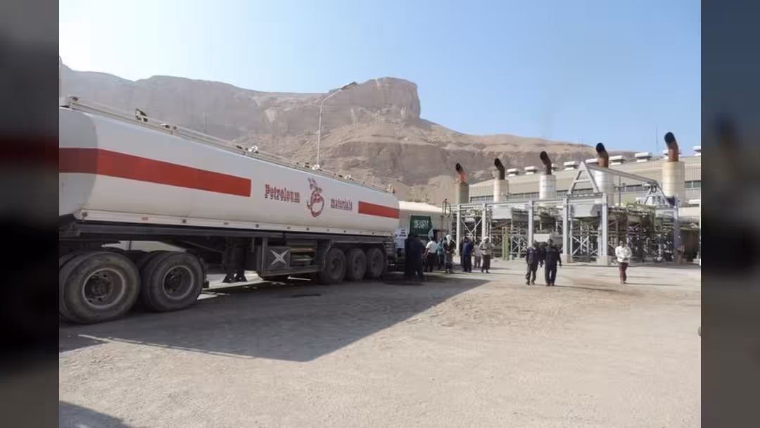 انقطاع الكهرباء في أغلب أحياء عدن منذ صباح اليوم السبت