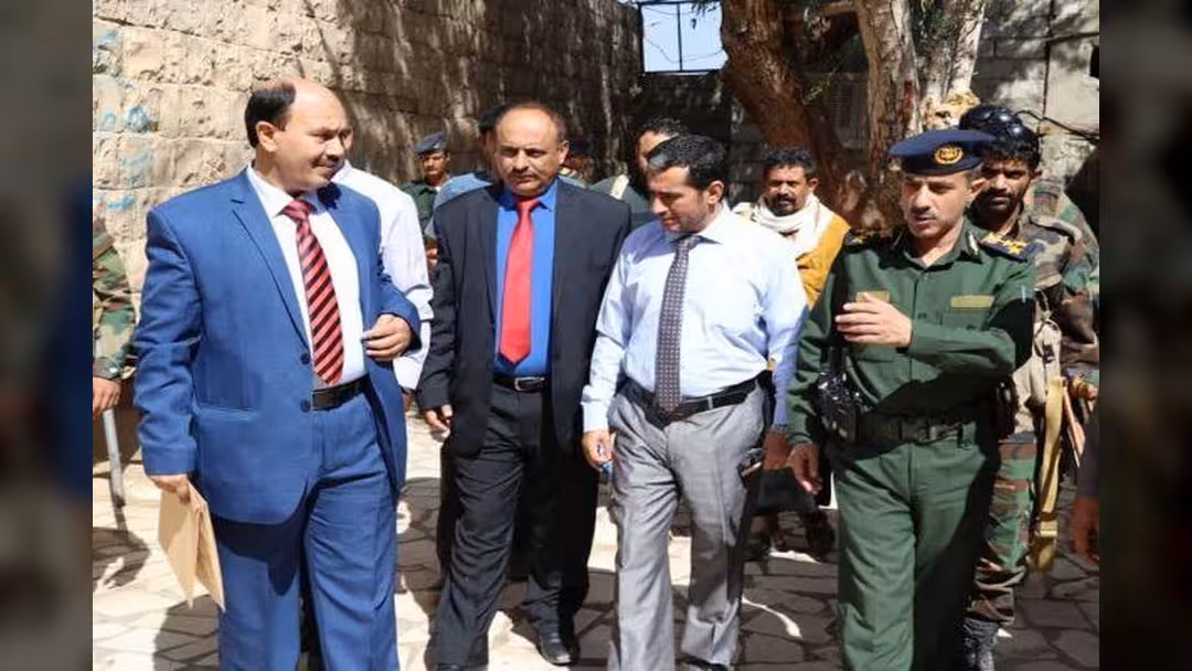 لجنة التحقيق تزور سجني الشرطة العسكرية والاستخبارات في مأرب