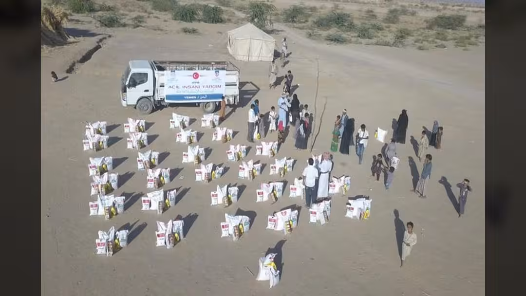 مساعدات تركية لـ1000 أسرة نازحة في اليمن