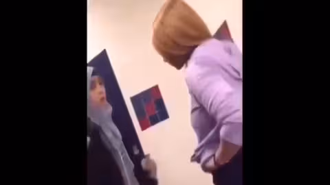 أمريكية تعتدي بالضرب المبرح على فتاة سورية محجبة.. فيديو
