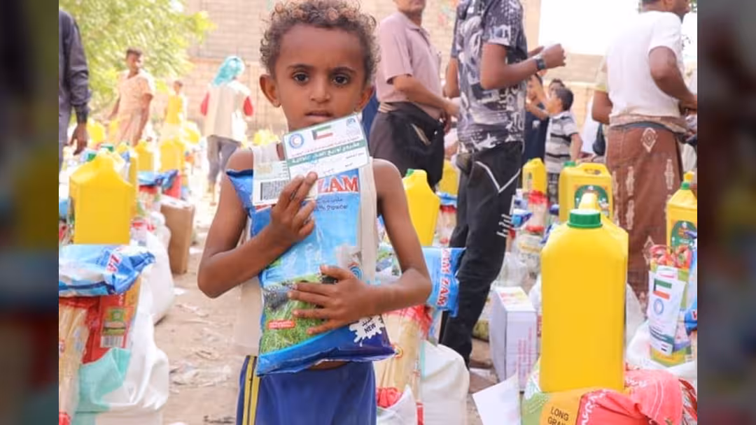 الكويت توزع مساعدات إغاثية على 20 ألف نازح في اليمن