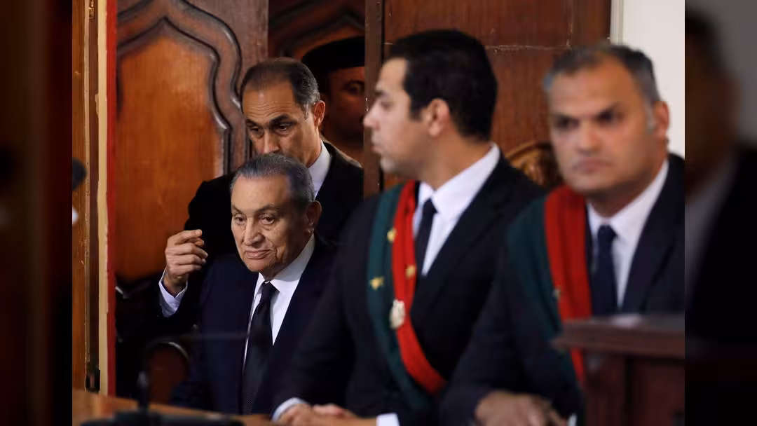 لأول مرة في مصر: مبارك يدلي بشهادته خلال محاكمة مرسي.. فيديو