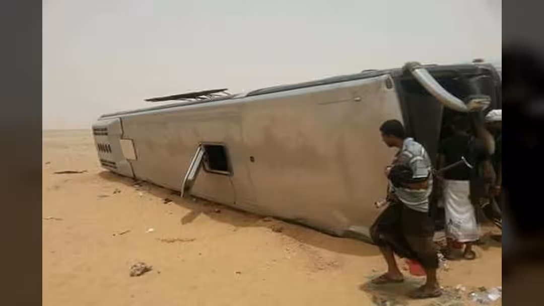 وفاة ستة أشخاص وإصابة 35 آخرين في حادث مروري بطريق مأرب – العبر