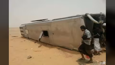وفاة ستة أشخاص وإصابة 35 آخرين في حادث مروري بطريق مأرب – العبر