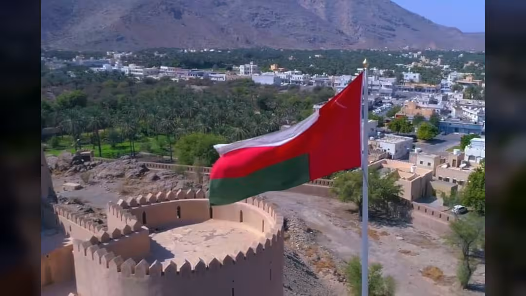 سلطنة عُمان تعفي طلاب اليمن من رسوم المدارس الحكومية
