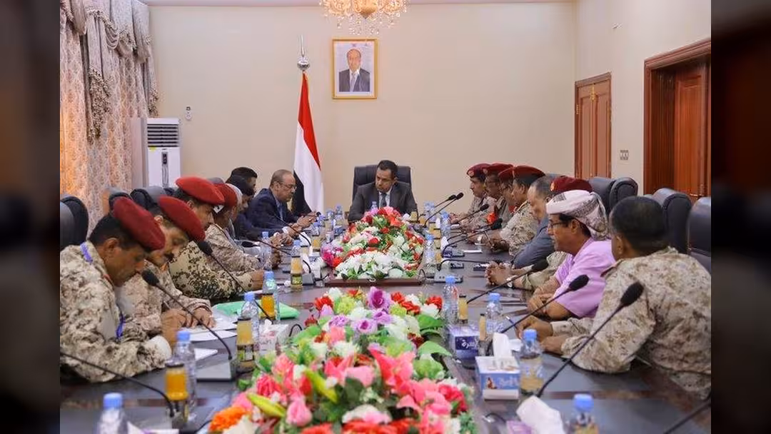 حكومة معين عبدالملك تصدر بياناً حول استهداف الحوثيين قاعدة العند