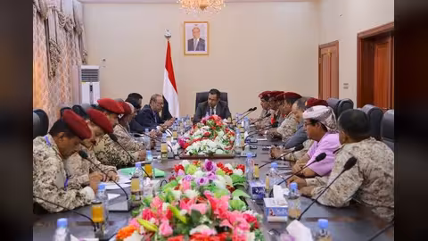 حكومة معين عبدالملك تصدر بياناً حول استهداف الحوثيين قاعدة العند