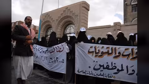 بالأرقام: 41 راتباً شهرياً لم يتسلمه الموظفون بمناطق سيطرة الحوثيين