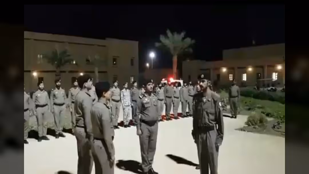تجريد عسكري سعودي من بدلته بعد إدانته بتهريب سجين.. فيديو