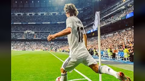 مودريتش يجدد عقده مع ريال مدريد حتى 2021
