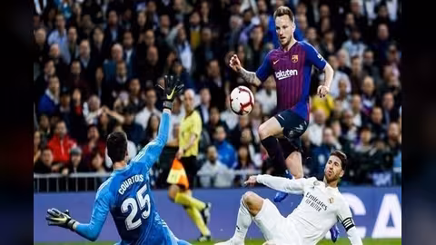 راكيتيتش يقود برشلونة لفوز صعب على ريال مدريد في الدوري الإسباني.. فيديو