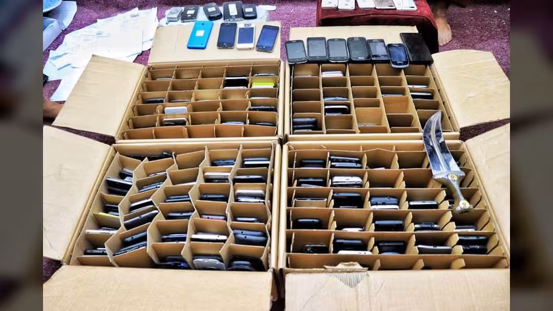 ضبط متهمين بسرقة 500 هاتف محمول في المهرة